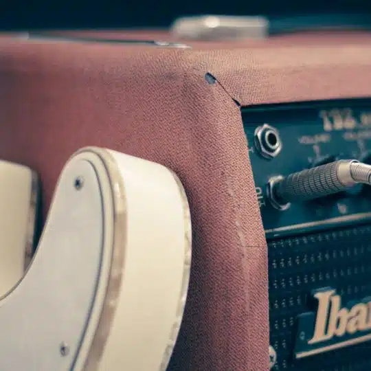 E-Gitarre mit Ibanez Verstärker