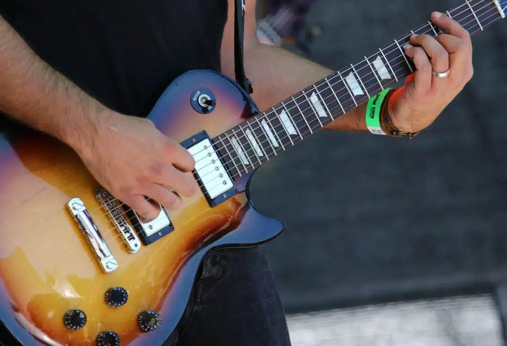 Gitarrist mit Les Paul Gitarre