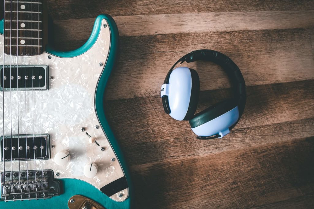 E-Gitarre und Kopfhörer