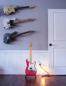 Drei Gitarren hängen an der Wand